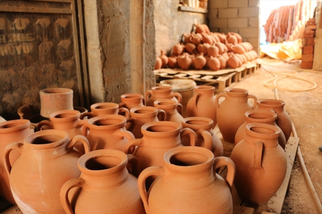 Toprak kaplara 50 yıldır şekil veriyor